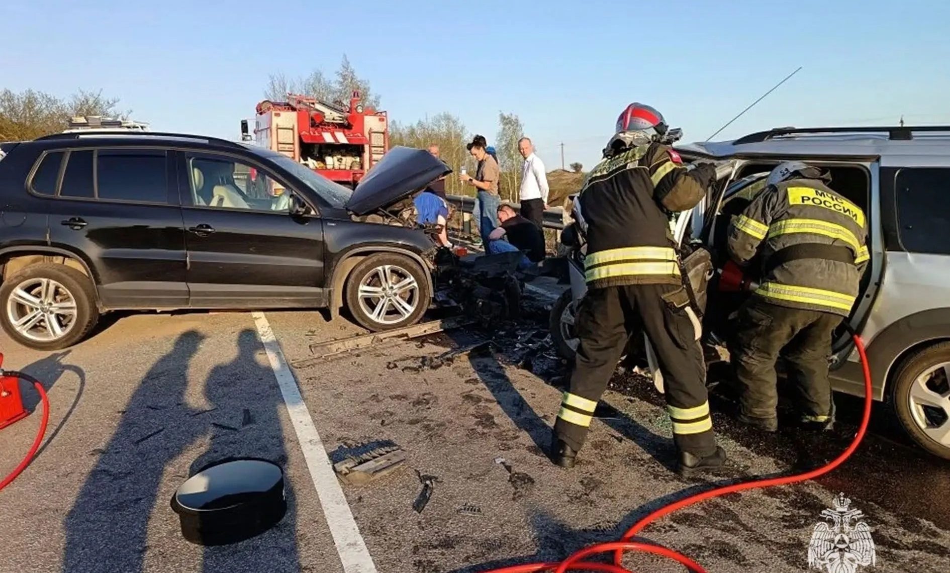 Спасатели вырезали пострадавших из машин после лобового ДТП под Киреевском