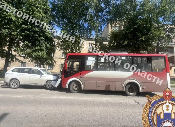 На улице Щегловская засека произошло дорожно-транспортное происшествие с пострадавшими.