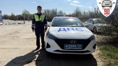 В Новомосковске инспекторы ДПС помогли женщине на пешеходном переходе