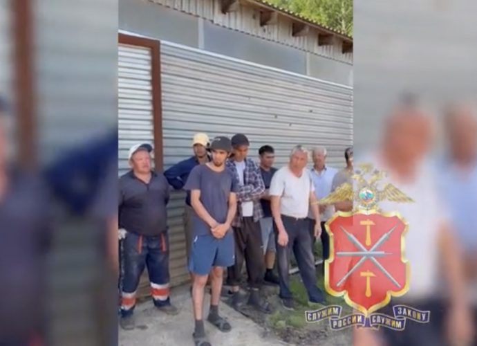 На сельхозугодиях под Тулой силовики выявили 17 нелегалов