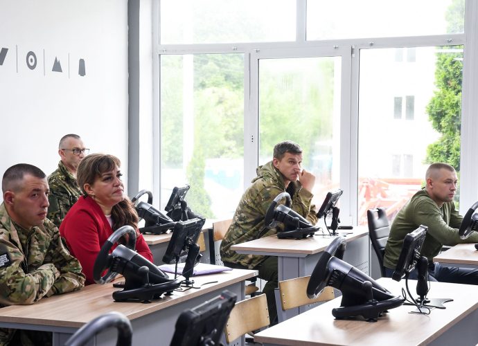 Участники СВО в Тульском сельскохозяйственном колледже освоили симулятор комбайна