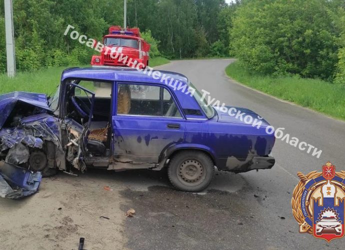 В Кимовском районе произошло дорожно-транспортное происшествие с участием легкового и грузового автомобилей.