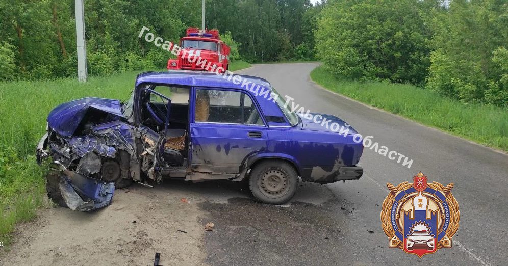 На трассе под Кимовском ВАЗ вылетел на встречку и врезался в КамАЗ В Кимовском районе произошло дорожно-транспортное происшествие с участием легкового и грузового автомобилей.