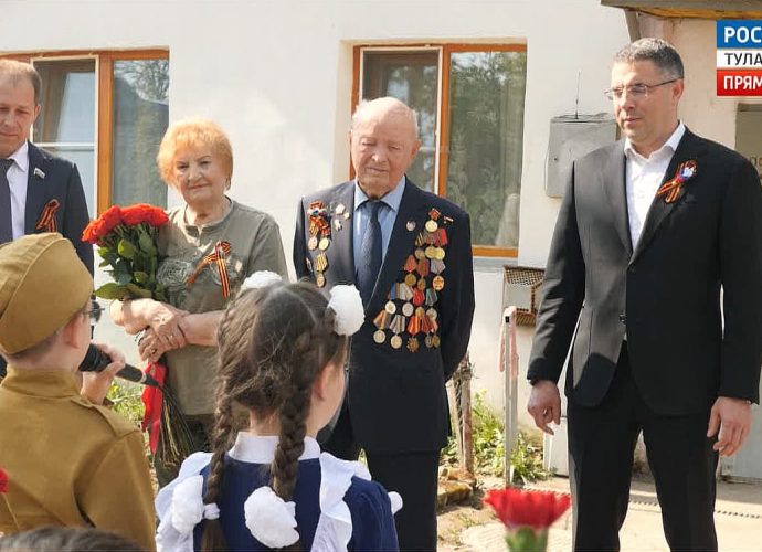 Как прошел парад у дома 99-летнего ветерана Владимира Лаврова