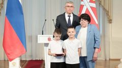 В Туле прошла церемония награждения участников СВО и работников ОПК В колонном зале Дома Дворянского собрания губернатор Тульской области Дмитрий Миляев принял участие в церемонии вручения государственных, региональных и ведомственных наград.