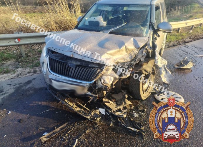 В Узловском районе водитель легковушки выехал на встречную полосу и спровоцировал ДТП
