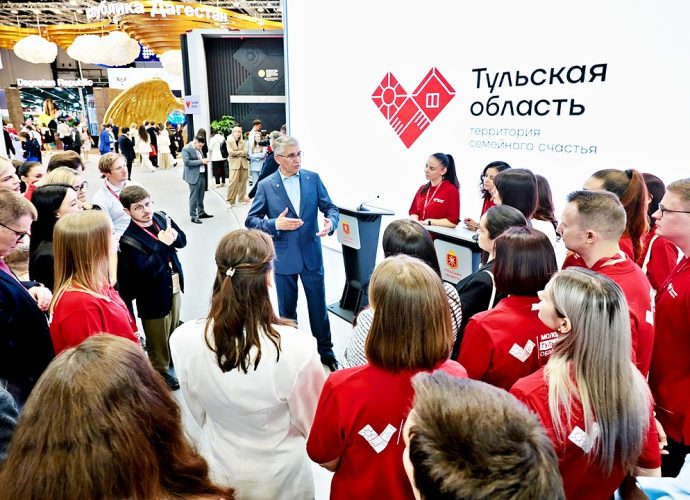 Дмитрий Миляев на ПМЭФ-2026 пообщался с молодёжью Тульской и Ленинградской областей