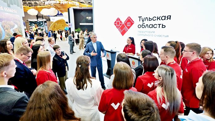 Дмитрий Миляев на ПМЭФ-2026 пообщался с молодёжью Тульской и Ленинградской областей Дмитрий Миляев на ПМЭФ-2026 пообщался с молодёжью Тульской и Ленинградской областей