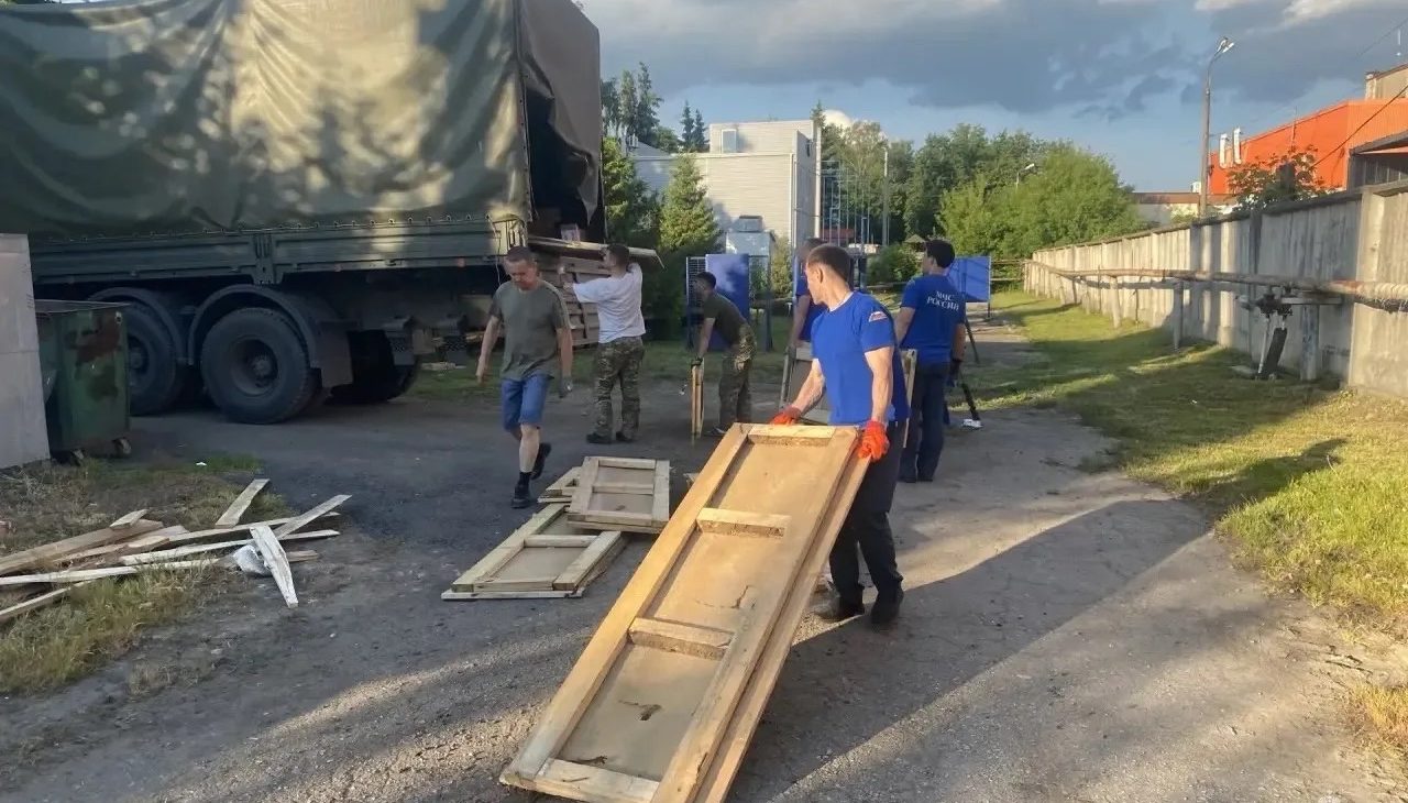 Узловские спасатели собрали и отправили гуманитарный груз бойцам на Курское направление Узловские спасатели собрали и отправили гуманитарный груз бойцам на Курское направление
