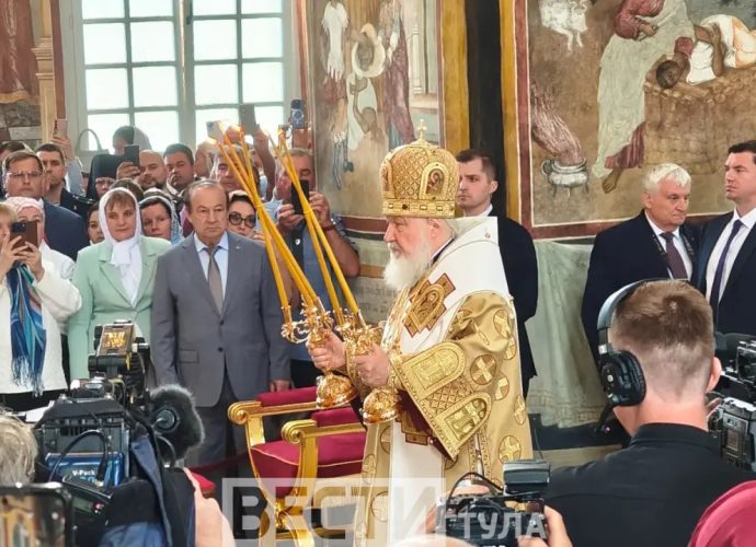 Патриарх Московский и Всея Руси Кирилл совершает Литургию в Успенском соборе