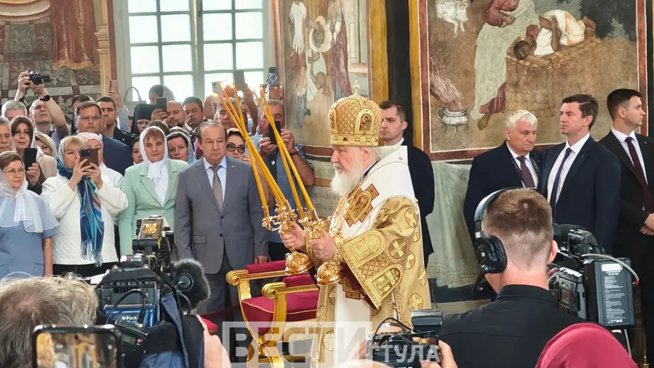 Патриарх Московский и Всея Руси Кирилл совершает Литургию в Успенском соборе Патриарх Московский и Всея Руси Кирилл совершает Литургию в Успенском соборе