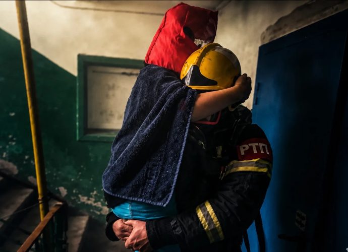 В Ефремове пожарные вынесли ребёнка на руках из горящей квартиры