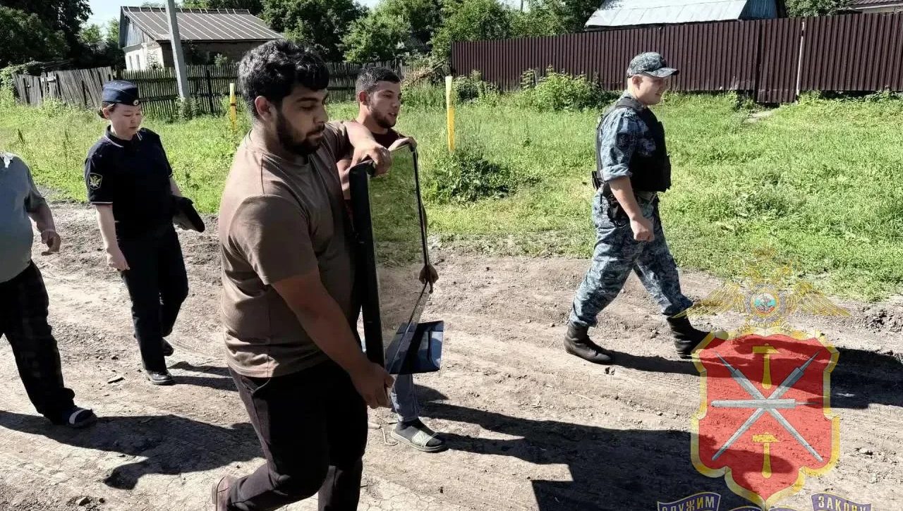 В Новомосковске полиция и приставы провели рейд: трое иностранцев выдворены из страны В Новомосковске полиция и приставы провели рейд: трое иностранцев выдворены из страны