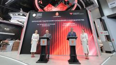 4 июня на ПМЭФ-2026 губернатор Дмитрий Миляев и заместитель генерального директора по стратегическому развитию АО «Тульский молочный комбинат» Александр Ширинкин подписали соглашение о строительстве в регионе высокотехнологичного роботизированного распределительного центра.