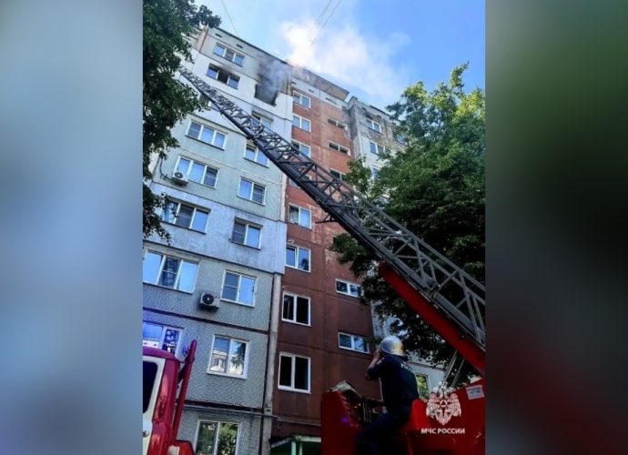 Тульские пожарные спасли 12-летнего ребёнка из горящей квартиры на Демидовской