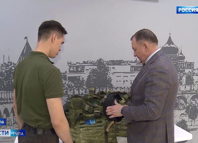 Сенатор Михаил Борщев передал снаряжение центру «Защитник»