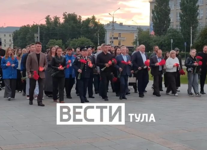 На площади Победы в Туле зажгли свечи в память о павших в Великой Отечественной войне