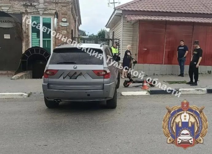В Ефремове автомобиль сбил подростка на электросамокате