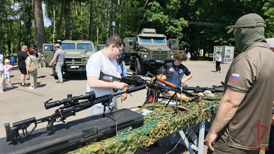 В Туле полицейские и росгвардейцы представили выставку спецтехники В Туле полицейские и росгвардейцы представили выставку спецтехники