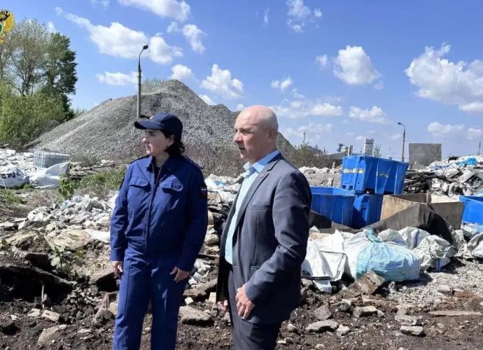 Жители северной части Новомосковска забили тревогу: из лесополосы в промзоне потянуло резким химическим запахом. Экологи из ТРОО «Экологическая защита» выехали на место и обнаружили картину, от которой становится не по себе.