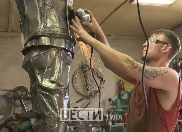 Тульский мастер работает над скульптурой в память о погибшем бойце СВО