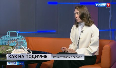 Насыщенные цвета и сумки из пластика: стилист Эльвира Акжигитова о летних трендах