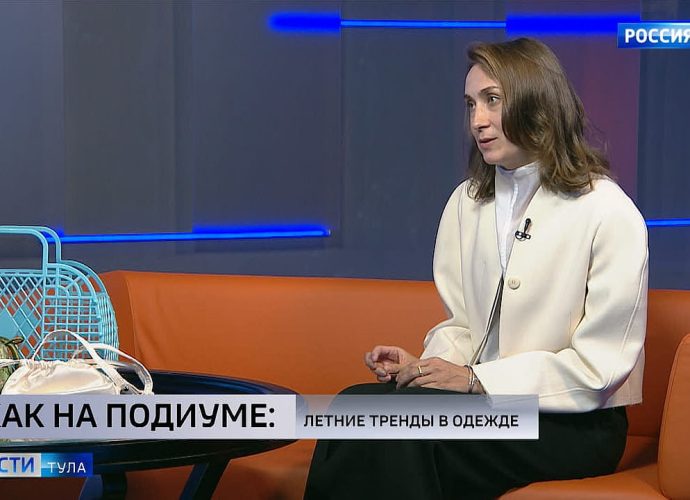 Насыщенные цвета и сумки из пластика: стилист Эльвира Акжигитова о летних трендах