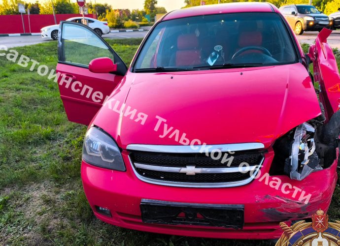 На трассе в Кимовском районе «Лада» не уступила дорогу встречному «Шевроле»: водитель в больнице
