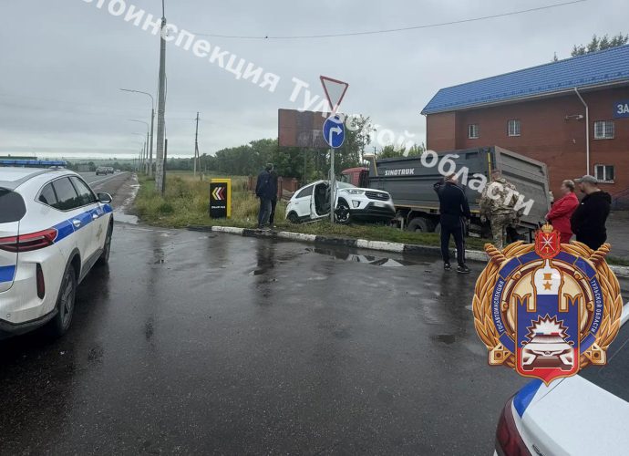 На трассе М-2 «Крым» в Щекинском районе фура протаранила две иномарки: один человек погиб