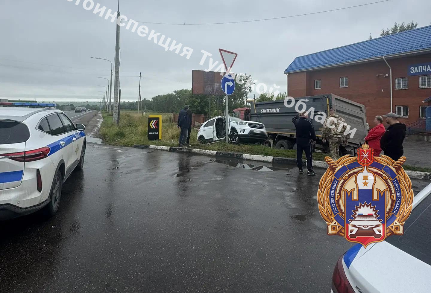На трассе М-2 «Крым» в Щекинском районе фура протаранила две иномарки: один человек погиб На трассе М-2 «Крым» в Щекинском районе фура протаранила две иномарки: один человек погиб