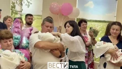 В Тульском перинатальном центре выписали тройню, семье вручили жилищный сертификат В Тульском перинатальном центре выписали тройню, семье вручили жилищный сертификат