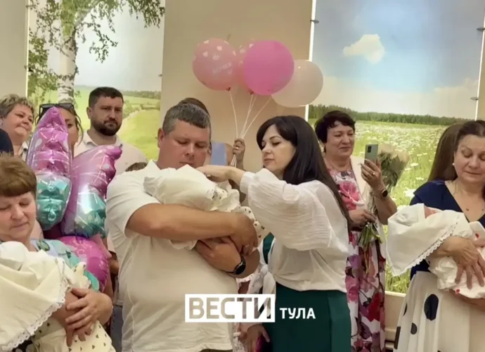 В Тульском перинатальном центре выписали тройню, семье вручили жилищный сертификат