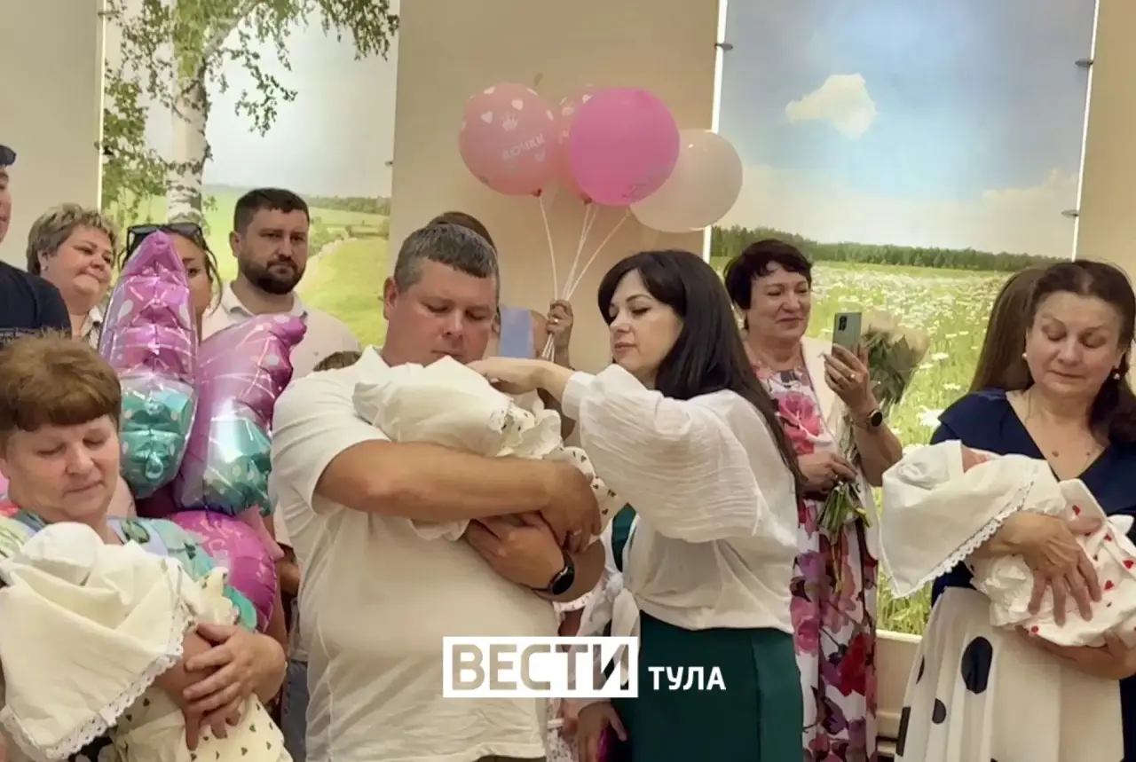 В Тульском перинатальном центре выписали тройню, семье вручили жилищный сертификат В Тульском перинатальном центре выписали тройню, семье вручили жилищный сертификат