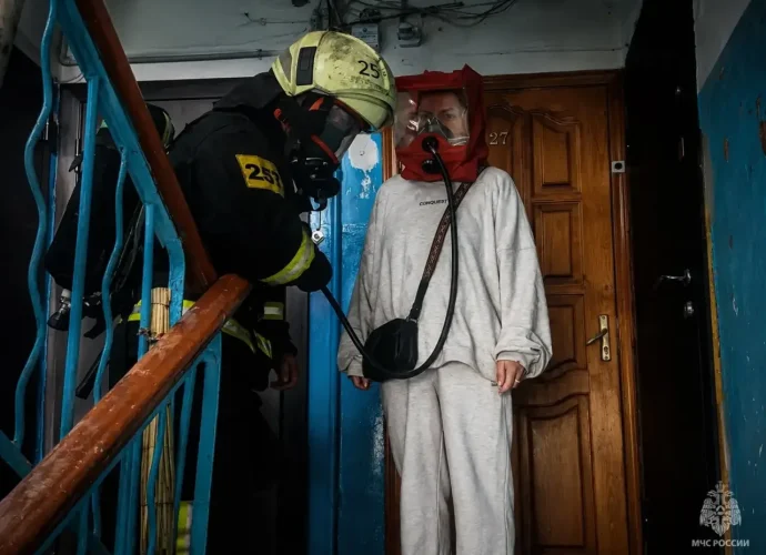 В Новомосковске пожарные спасли 8 человек из горящей пятиэтажки
