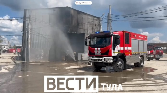 Чёрный дым над городом: В Туле загорелся ангар Чёрный дым над городом: В Туле загорелся ангар