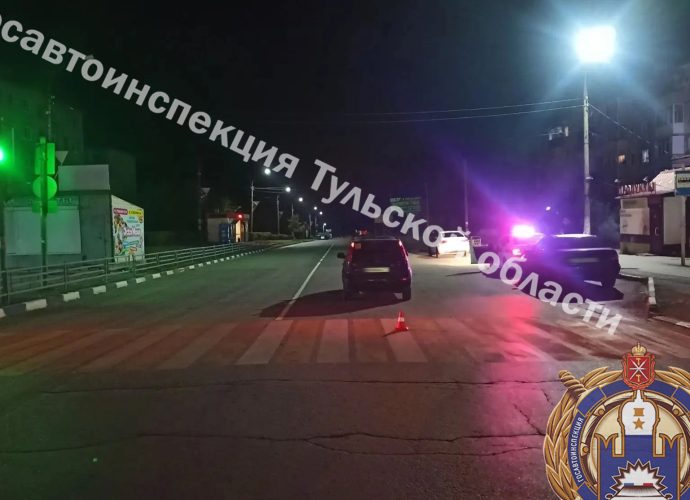 В Ефремове автомобиль сбил пешехода, переходившего дорогу на красный сигнал