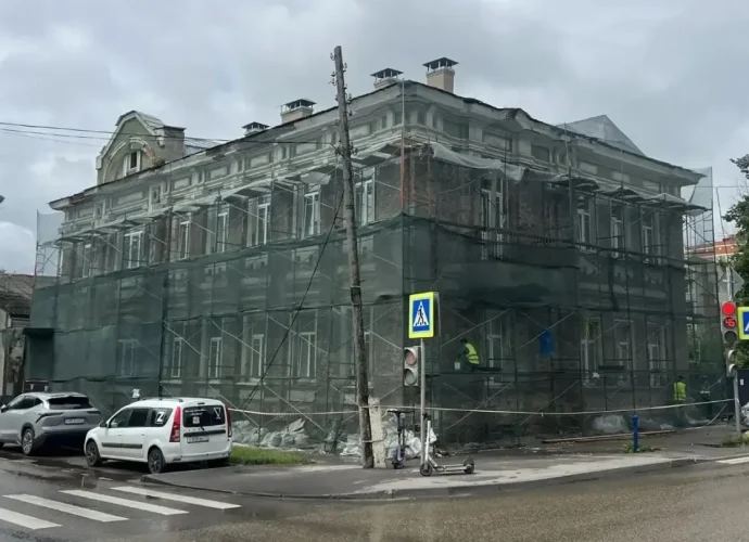 В Туле восстанавливают фасад исторической усадьбы XIX века на Демидовской улице