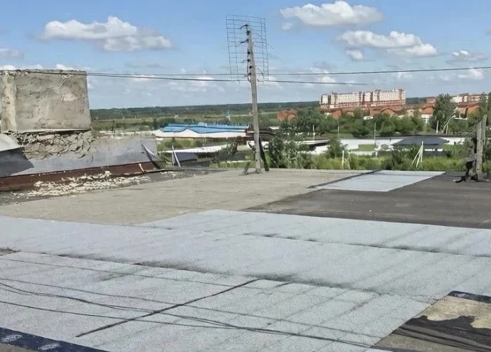 Прокуратура обязала управляющую компанию отремонтировать протекающую крышу в доме многодетной семьи