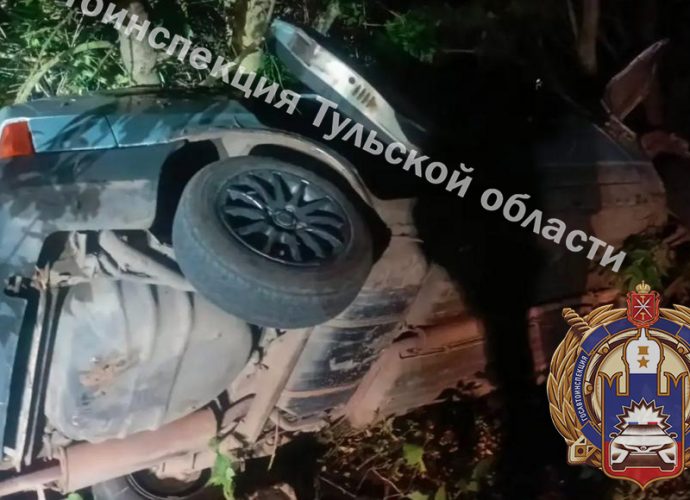 В Плавске автомобиль съехал в кювет и перевернулся, пострадала 18-летняя пассажирка