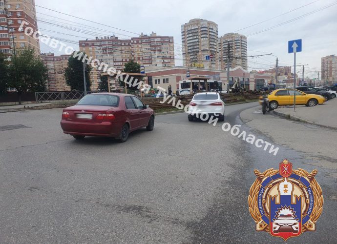 На проспекте Ленина мотоциклист при обгоне столкнулся с автомобилем