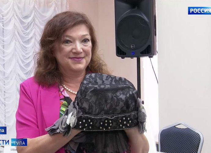 Тульским музейщикам передали шляпы княгини из Италии