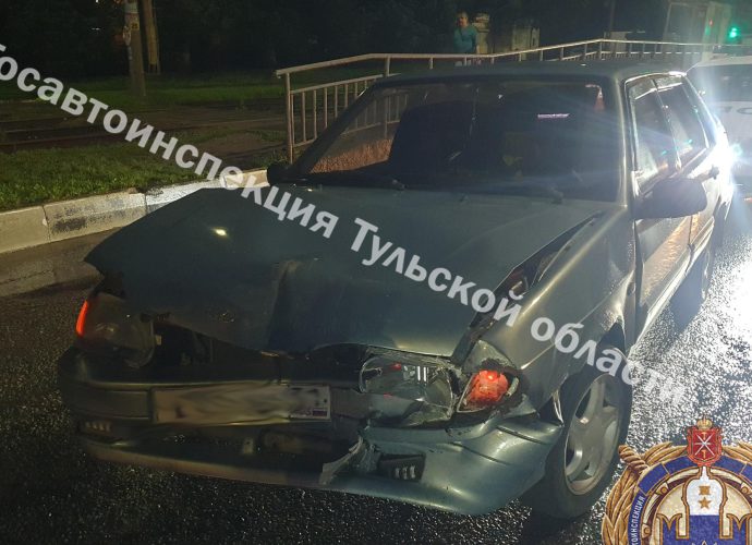 В Туле водитель «ВАЗа» врезался в стоящую «Шкоду», пострадала пассажирка