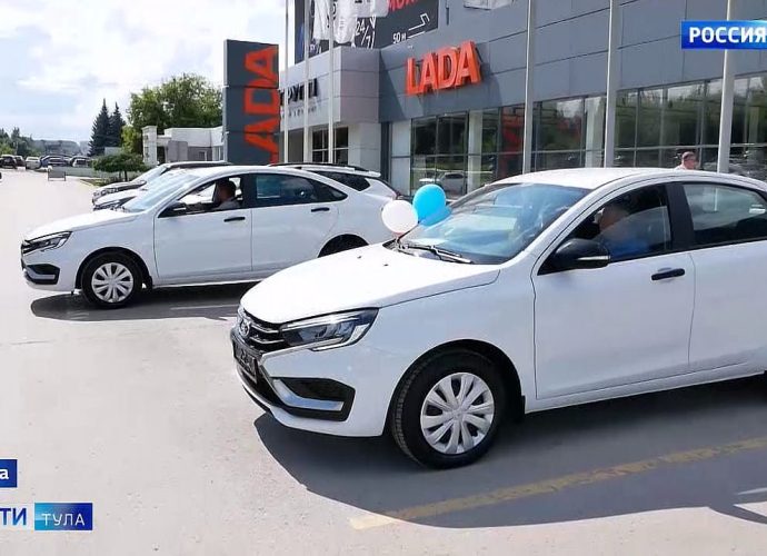 Пострадавшим на производстве тулякам вручили 3 автомобиля