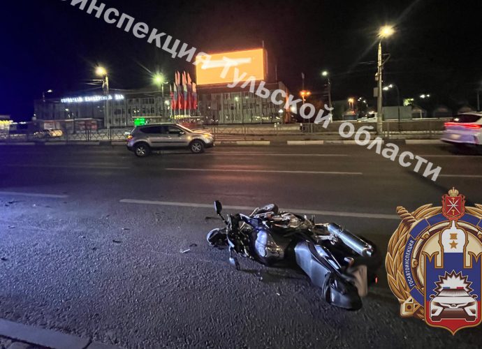 В Туле водитель «Ниссана» при перестроении столкнулся с мотоциклом, пострадал байкер