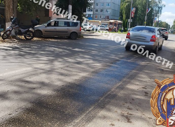 В Донском мотоциклист сбил женщину, переходившую дорогу в неположенном месте