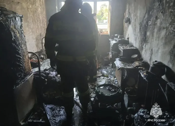 В Прилепах пожарные спасли человека из горящей квартиры