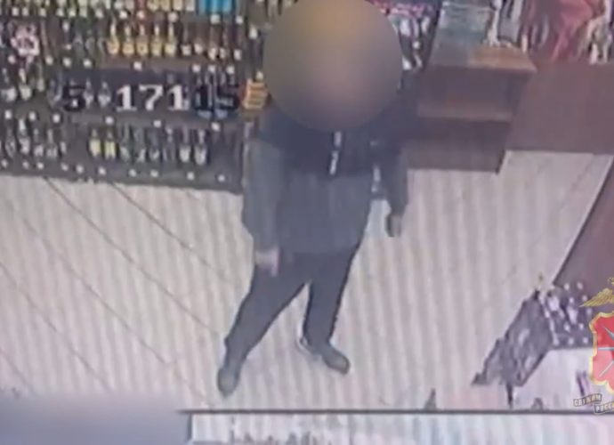 Полицейские в Советске обезвредили мужчину, угрожавшего посетителям магазина