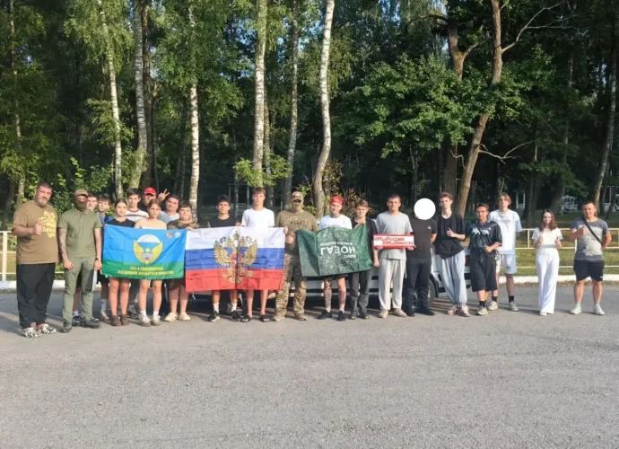 Молодёжь Суворовского района передала автомобиль и гумпомощь десантникам 106-й дивизии
