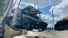 В Туле на мемориал танковой колонне «Димитрий Донской» установили 36-тонный танк Т-80 В Заречье продолжается создание мемориала, посвященного танковой колонне «Димитрий Донской». На постамент установили танк Т-80, масса боевой машины составляет 36 тонн.