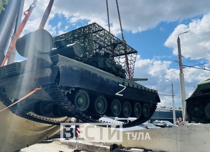 В Заречье продолжается создание мемориала, посвященного танковой колонне «Димитрий Донской». На постамент установили танк Т-80, масса боевой машины составляет 36 тонн.